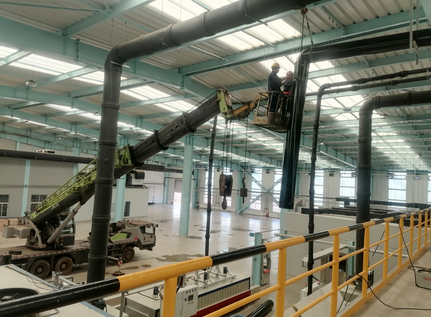 濾筒除塵器現(xiàn)場(chǎng)安裝圖，工人正在調(diào)試設(shè)備